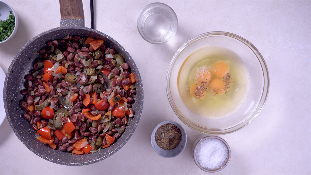 Острая яичница-болтунья с сырокопченой колбасой Провансгурмэ - рецепт от Ремит